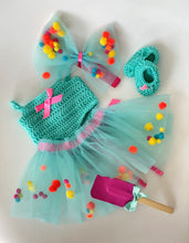 Cargar imagen en el visor de la galería, Vestido Pompones 9 meses (Tejido)